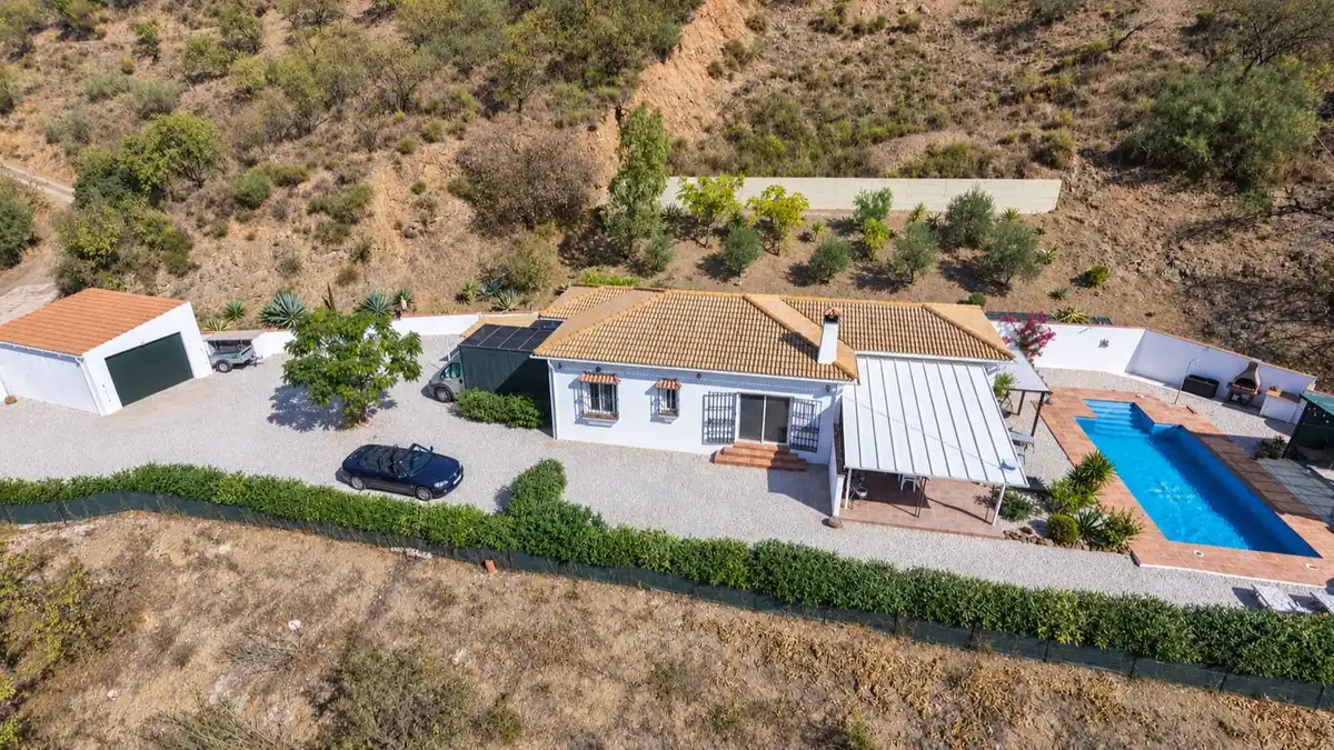 Vista exterior de Casa o xalet en venda en Colmenar amb Aire condicionat, Jardí privat i Terrassa