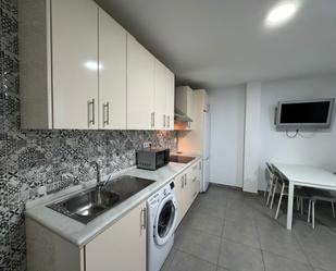 Cuina de Apartament de lloguer en  Sevilla Capital amb Aire condicionat, Moblat i Rentadora