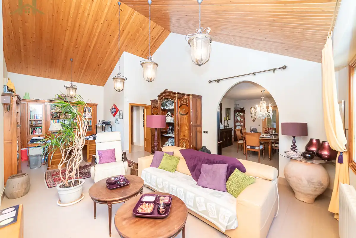 Sala d'estar de Casa o xalet en venda en Boadilla del Monte amb Calefacció, Jardí privat i Parquet