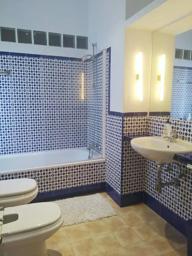 Baño de Ático de alquiler en Madrid con Aire acondicionado, Calefacción y Parquet