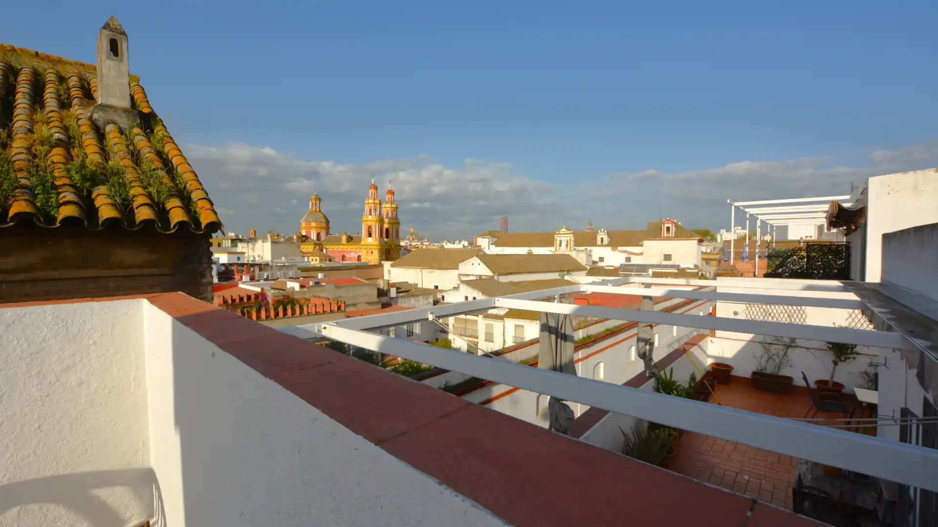 Vista exterior de Ático en venta en  Sevilla Capital con Aire acondicionado, Calefacción y Terraza