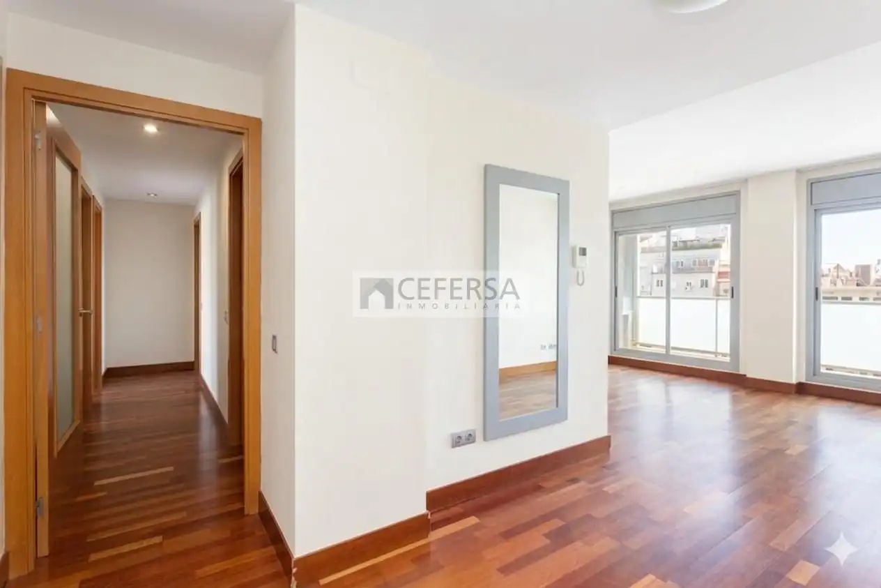Wohnung zum Verkauf in Barcelona mit Klimaanlage, Parkett und Terrasse