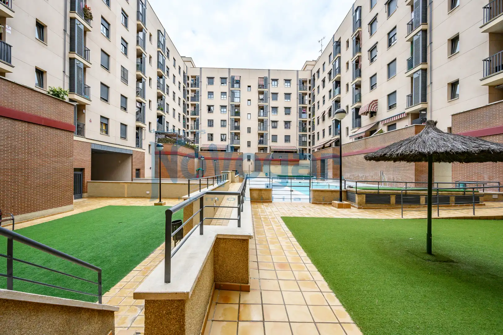 Swimming pool of Flat for sale in Móstoles  with Air Conditioner, Heating and Parquet flooring