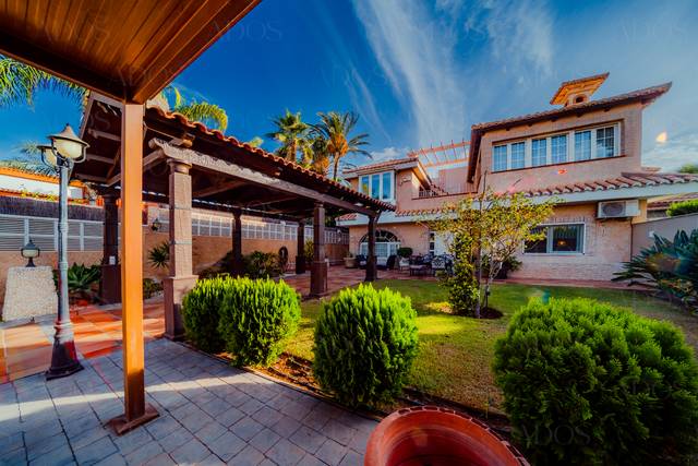Casa-chalet en Venta en Calle Fernando Casinello en Aguadulce Sur