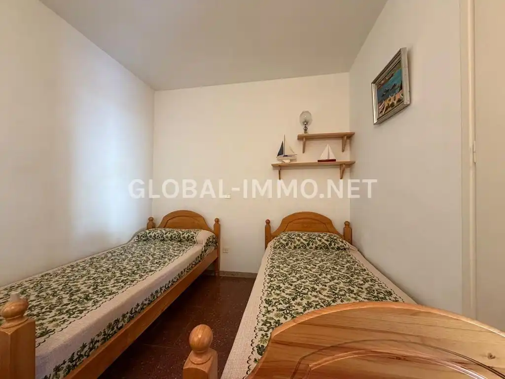 Dormitori de Apartament en venda en Roses amb Terrassa, Piscina i Moblat