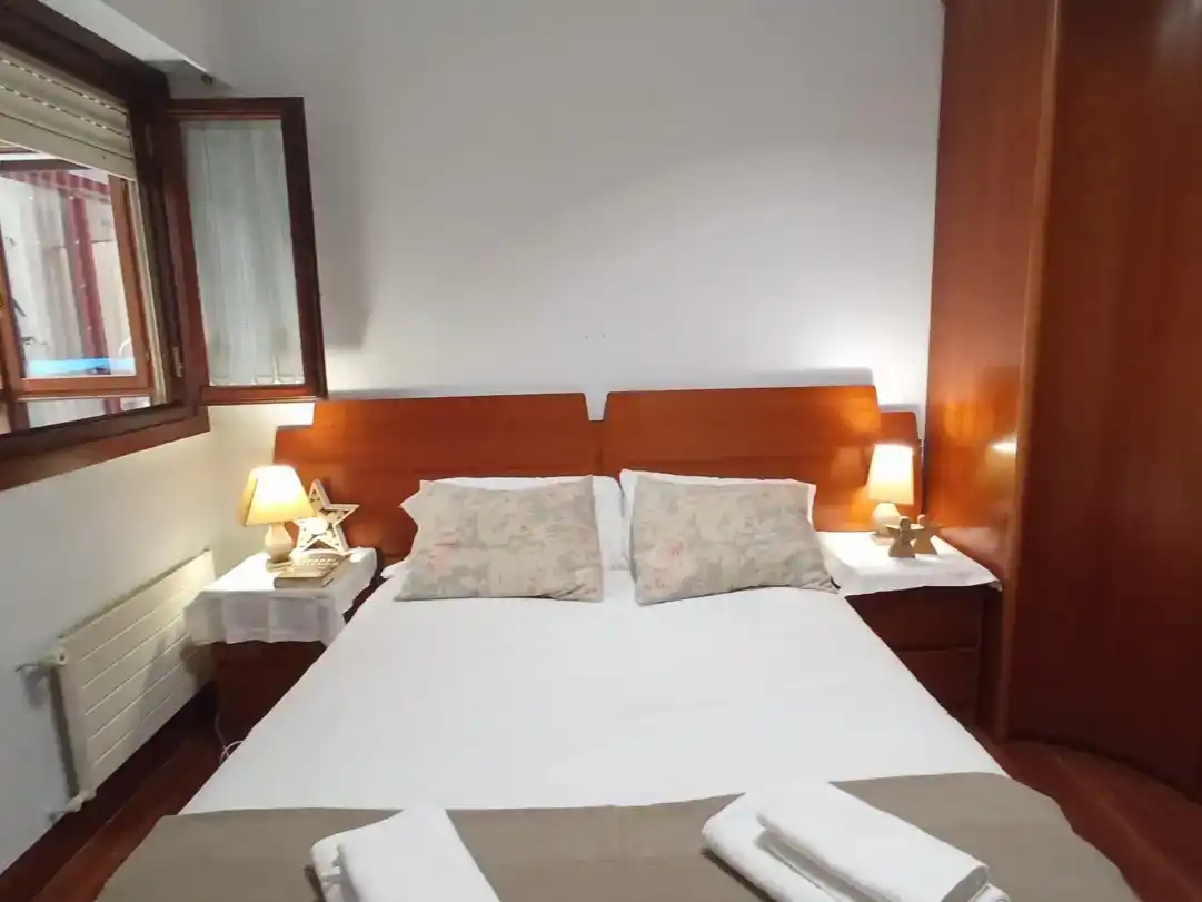 Schlafzimmer von Wohnung zur Miete in Bermeo mit Möbliert und Balkon