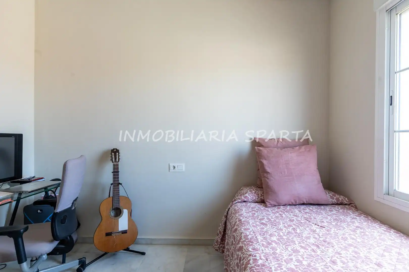 Dormitori de Casa adosada en venda en Espartinas amb Aire condicionat, Jardí privat i Forn