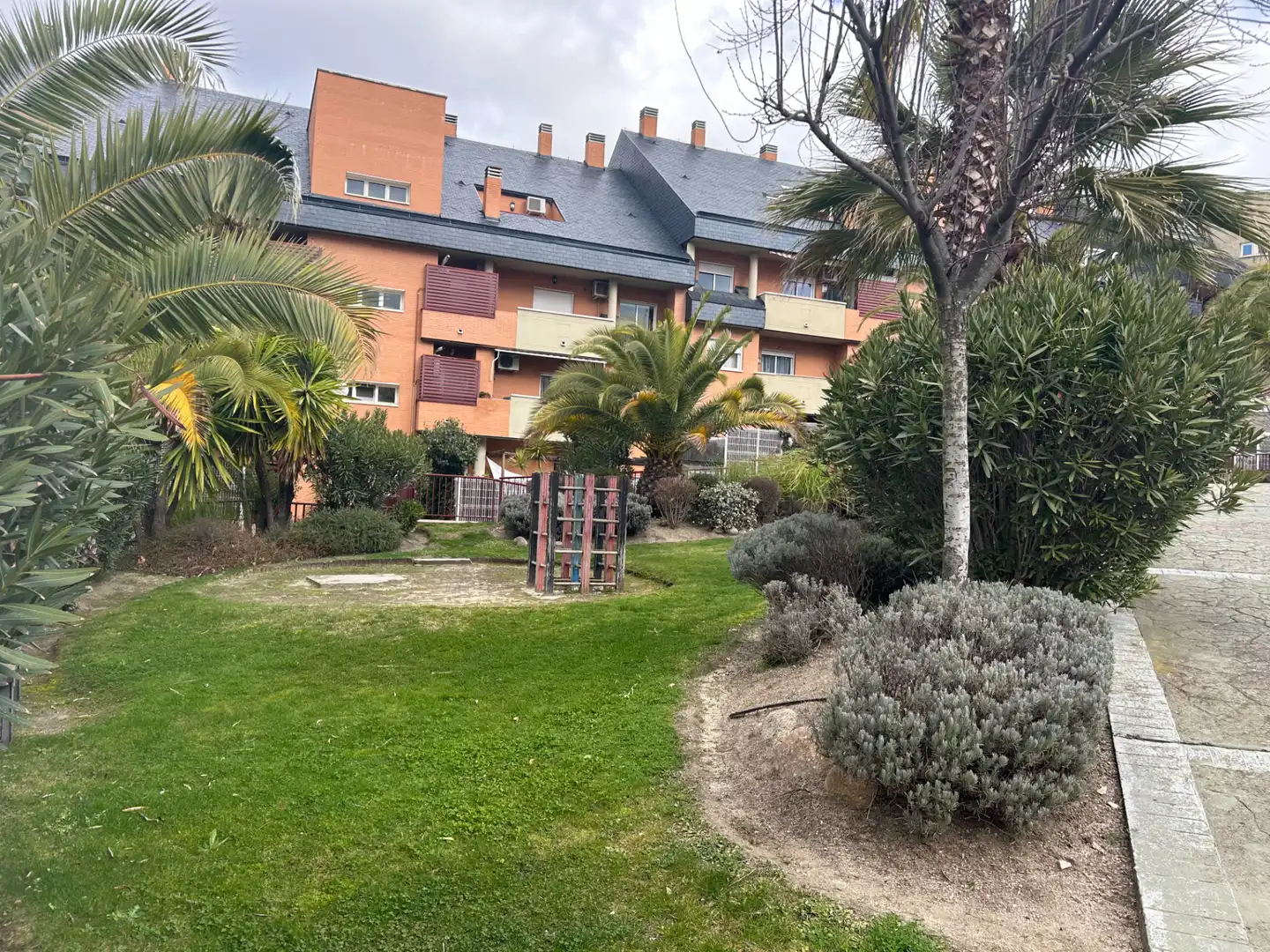Vista exterior de Loft en venda en Villanueva del Pardillo amb Aire condicionat, Calefacció i Jardí privat