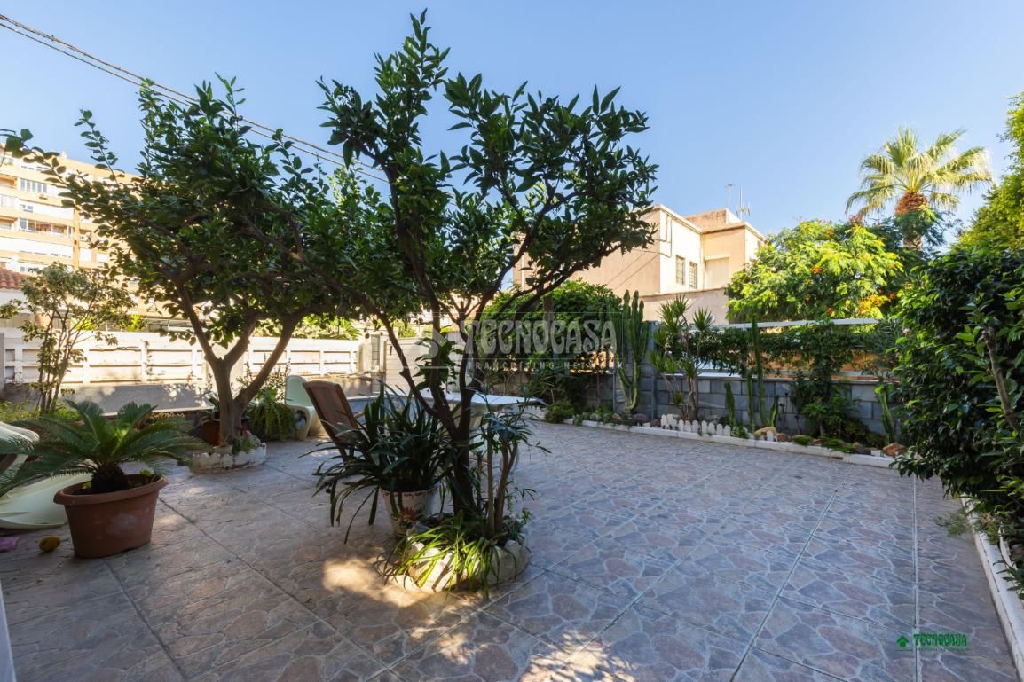 Jardí de Casa o xalet en venda en  Almería Capital amb Aire condicionat, Terrassa i Balcó