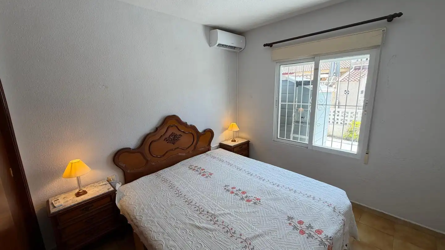 Habitación de Dúplex en venta en Torrevieja con Aire acondicionado, Jardín privado y Terraza