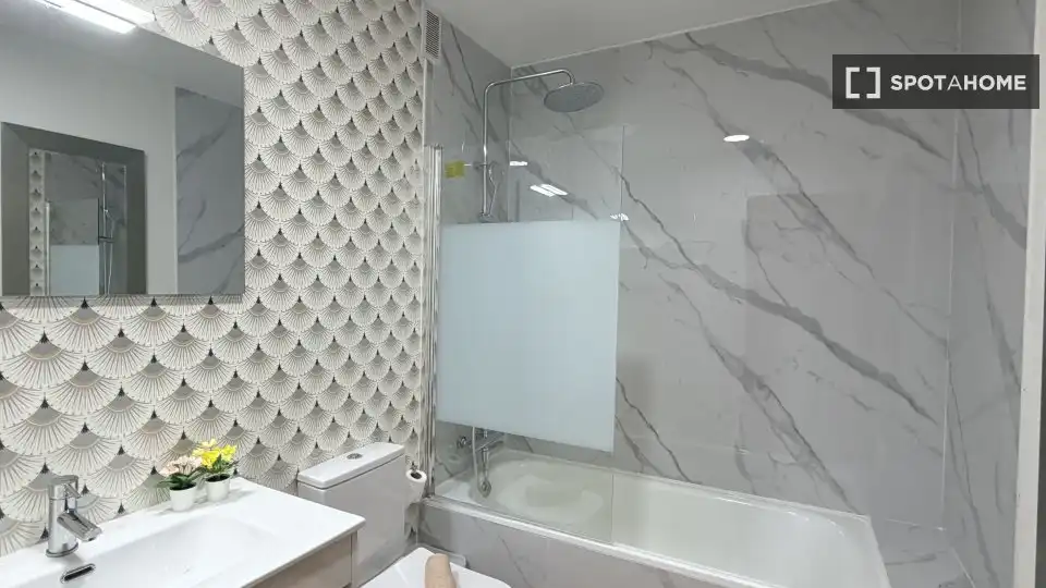 Baño de Piso para compartir en Las Palmas de Gran Canaria con Aire acondicionado, Terraza y Amueblado