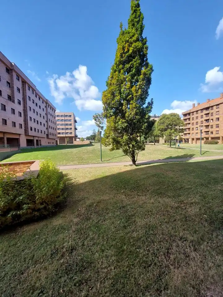 Außenansicht von Erdgeschoss zur Miete in Gijón  mit Heizung, Abstellraum und Möbliert