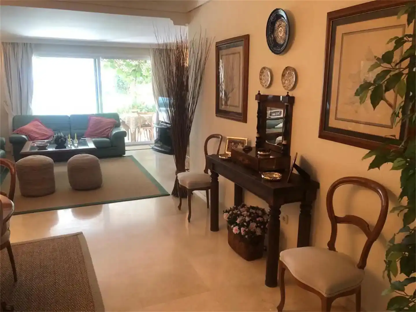 Sala d'estar de Casa adosada en venda en Estepona amb Aire condicionat, Piscina i Balcó