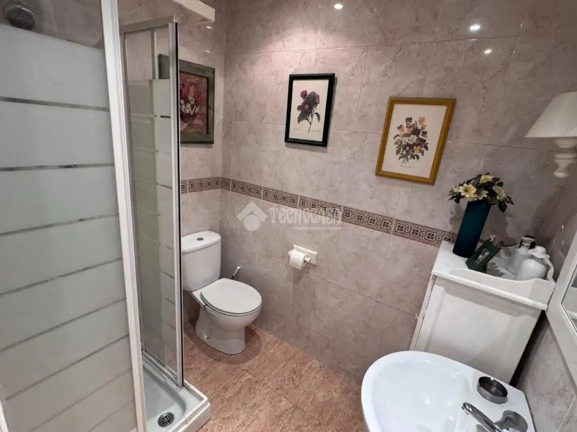 Baño de Casa adosada en venta en Valdefresno con Calefacción, Parquet y Piscina comunitaria