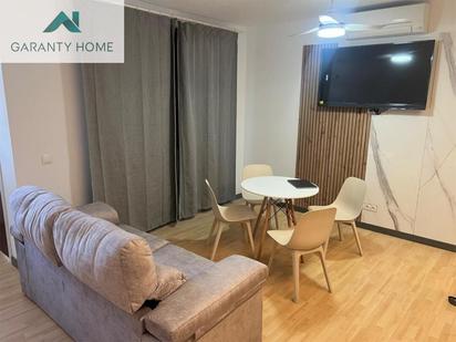 Sala d'estar de Apartament de lloguer en Benalmádena amb Aire condicionat, Terrassa i Balcó