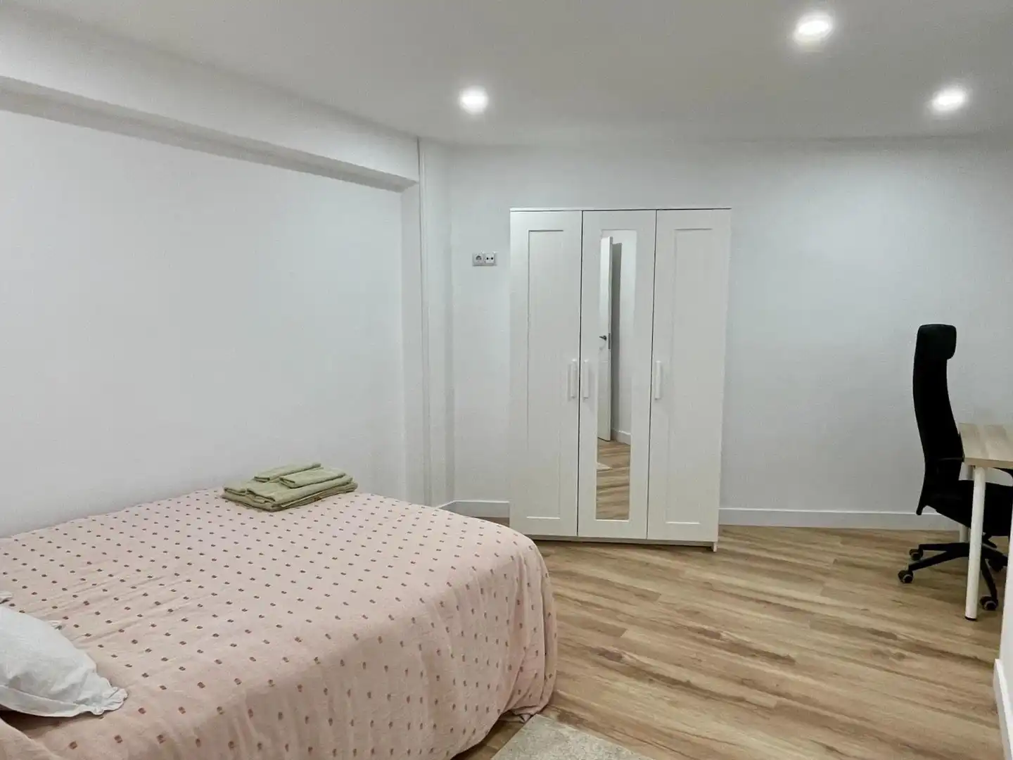 Habitación de Piso de alquiler en Oviedo  con Amueblado