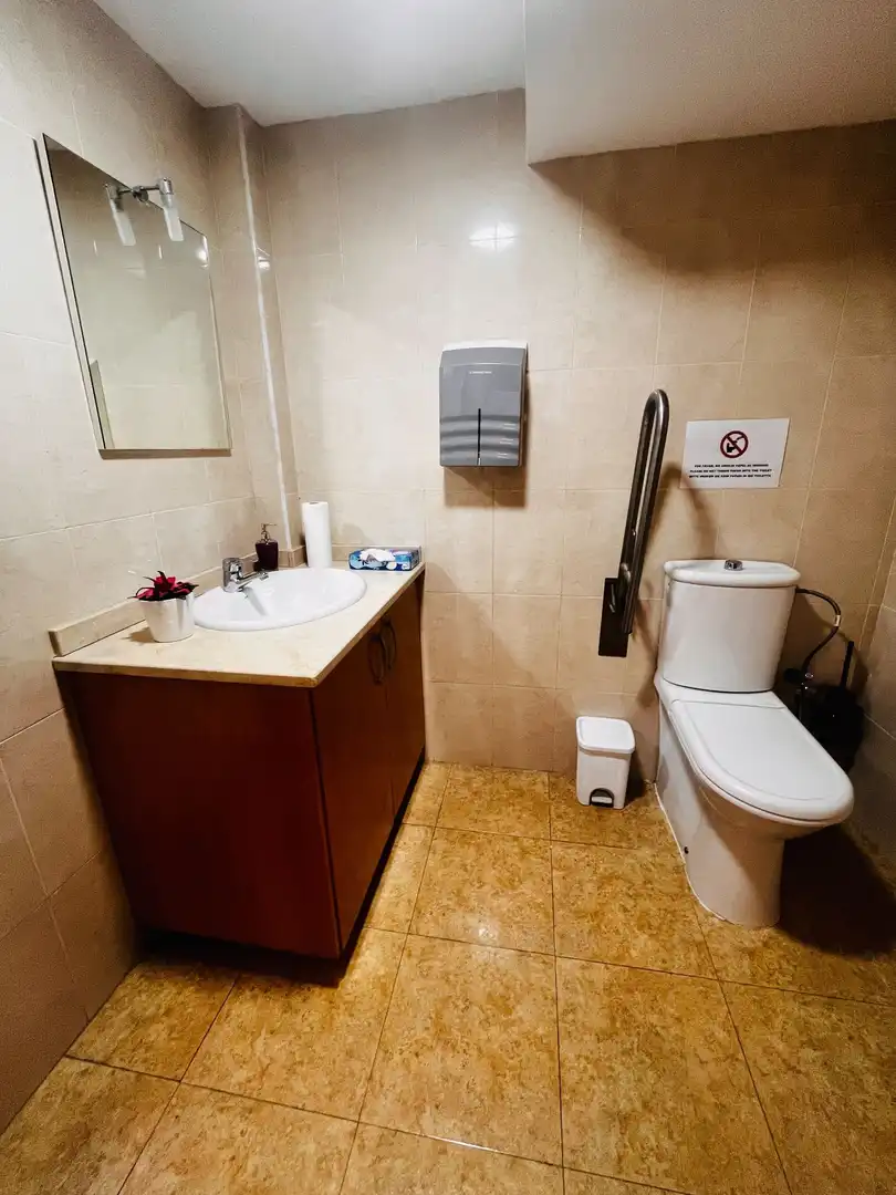 Baño de Local en venta en San Bartolomé de Tirajana con Aire acondicionado