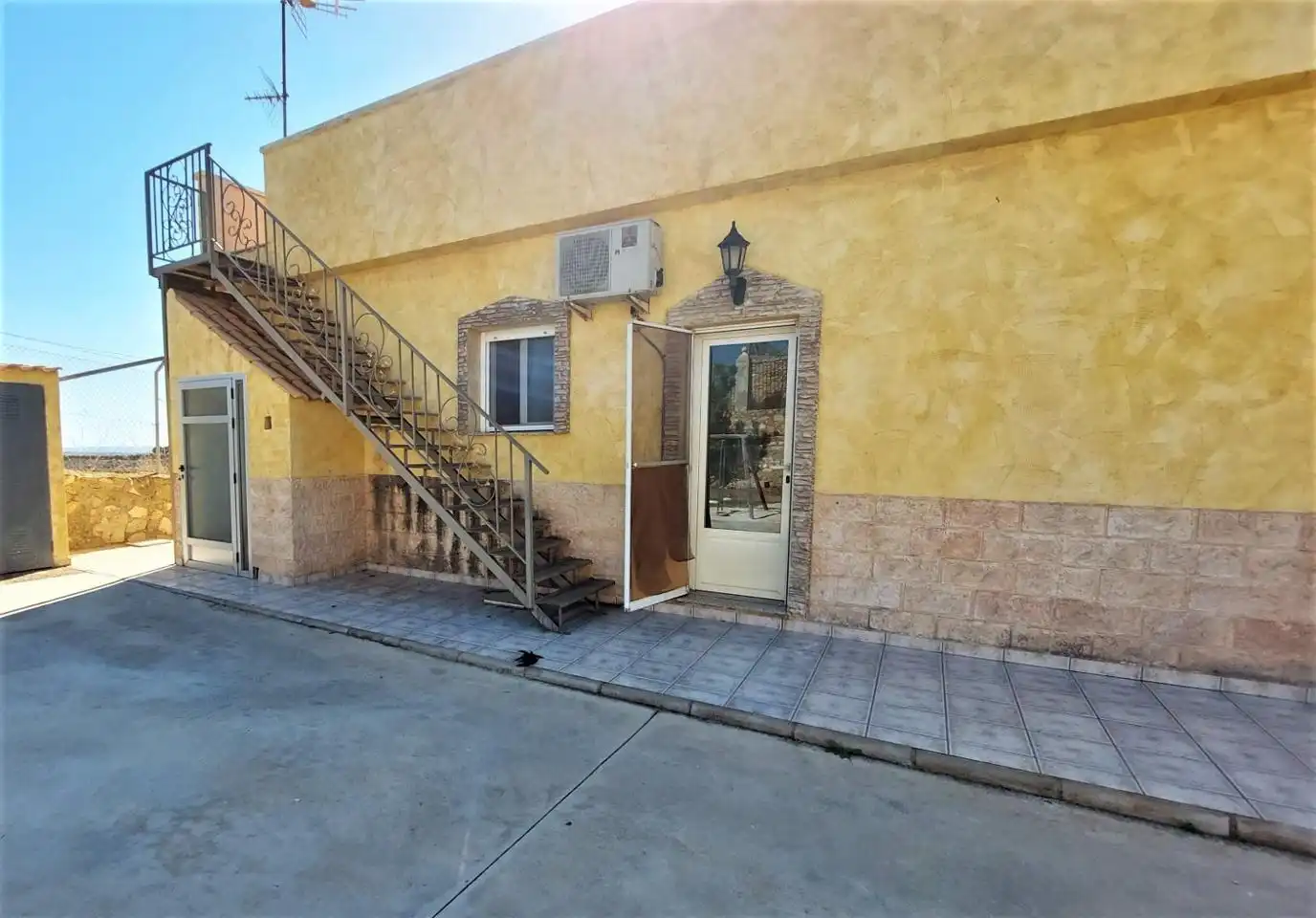Außenansicht von Wohnung zum Verkauf in Elche / Elx mit Privatgarten, Schwimmbad und Möbliert