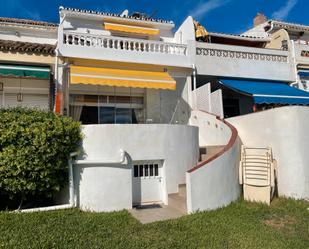 Vista exterior de Casa adosada en venda en Estepona amb Balcó