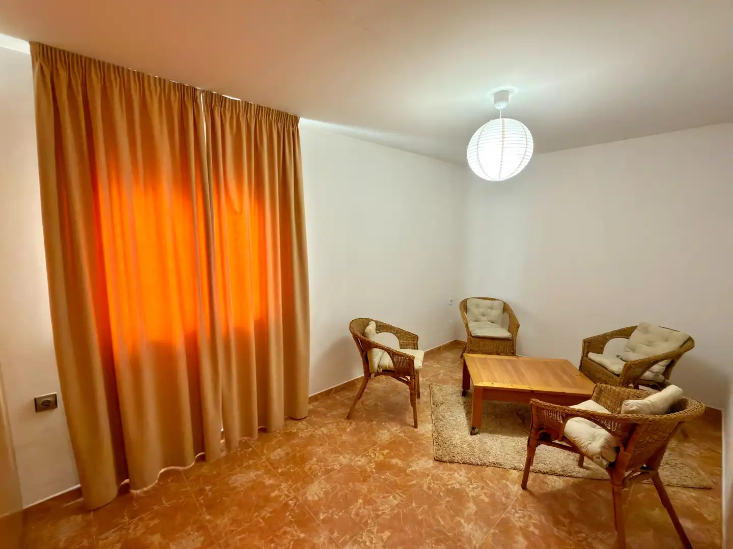 Sala d'estar de Pis de lloguer en Valencia amb Aire condicionat, Moblat i Balcó