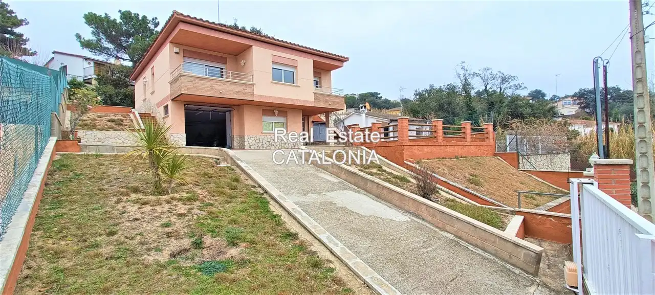 Vista exterior de Casa o xalet en venda en Lloret de Mar amb Calefacció, Jardí privat i Terrassa