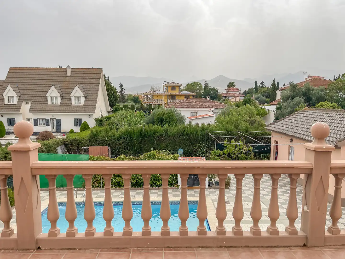 Vista exterior de Casa o xalet en venda en Villa de Otura amb Jardí privat, Terrassa i Piscina