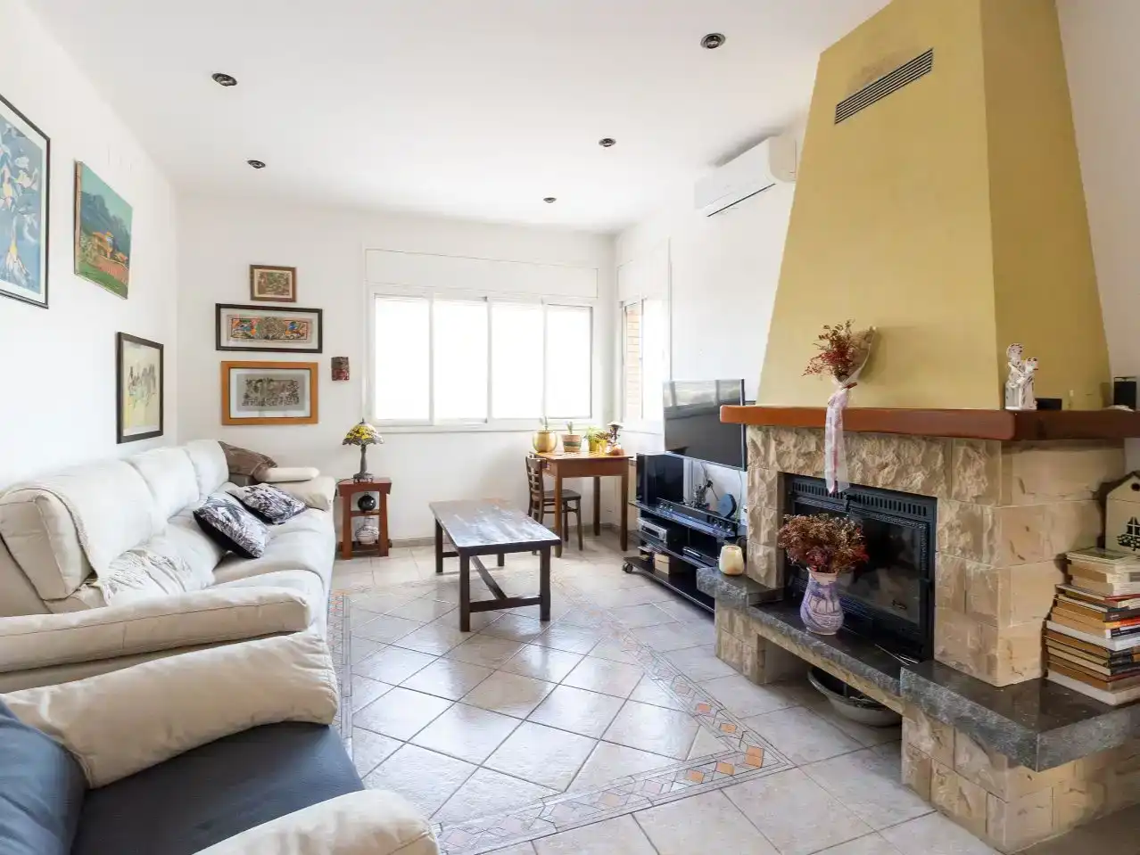 Sala de estar de Piso en venta en Cerdanyola del Vallès con Aire acondicionado, Jardín privado y Trastero
