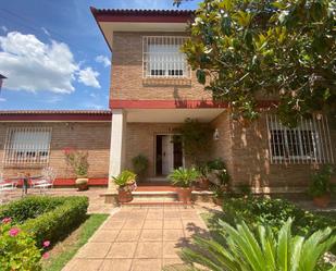 Vista exterior de Casa o xalet en venda en  Córdoba Capital amb Aire condicionat, Calefacció i Jardí privat