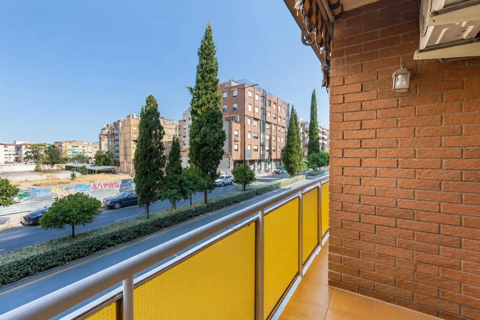 Vista exterior de Pis en venda en Granada amb Aire condicionat, Terrassa i Balcó