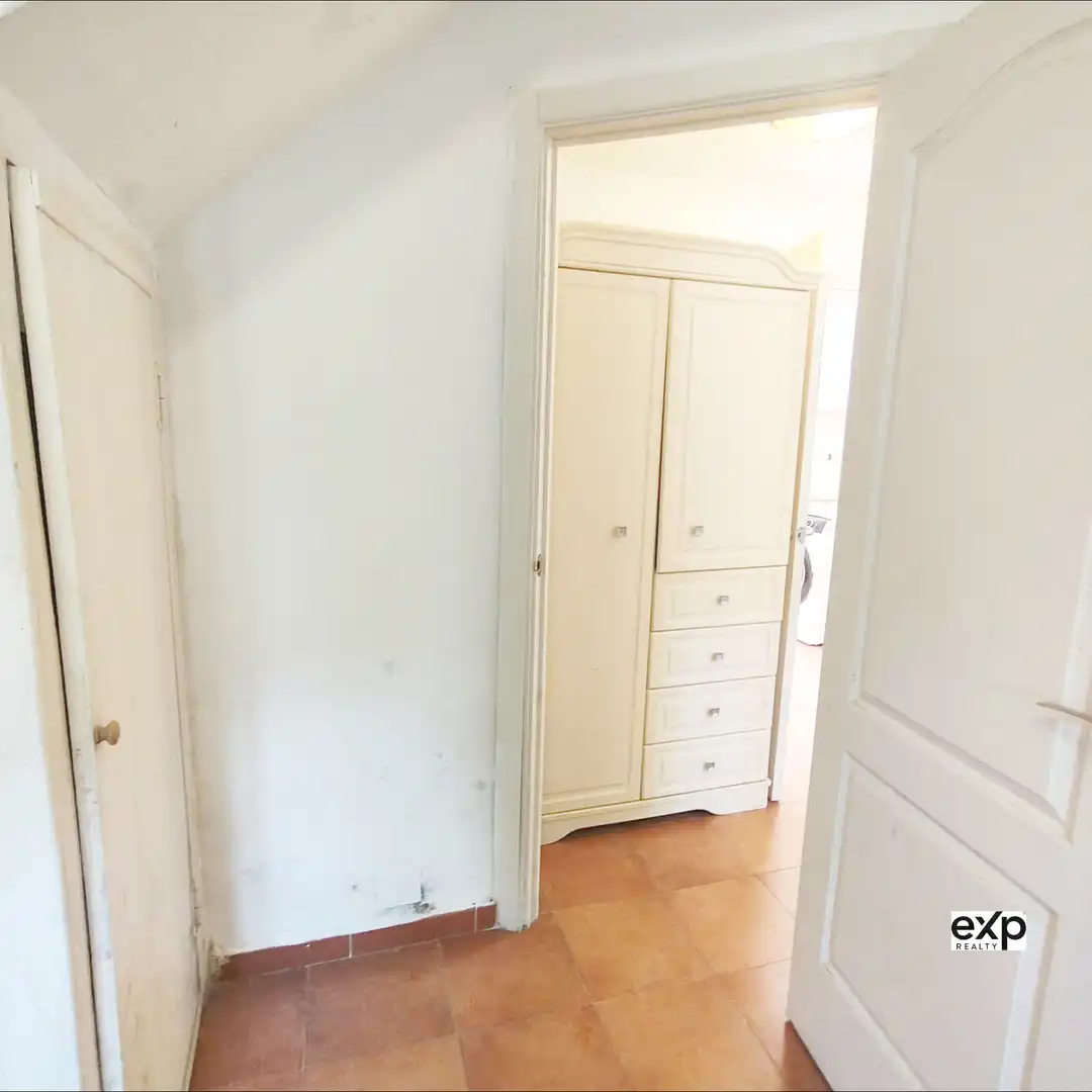 Dormitori de Casa adosada en venda en Oviedo  amb Parquet i Moblat