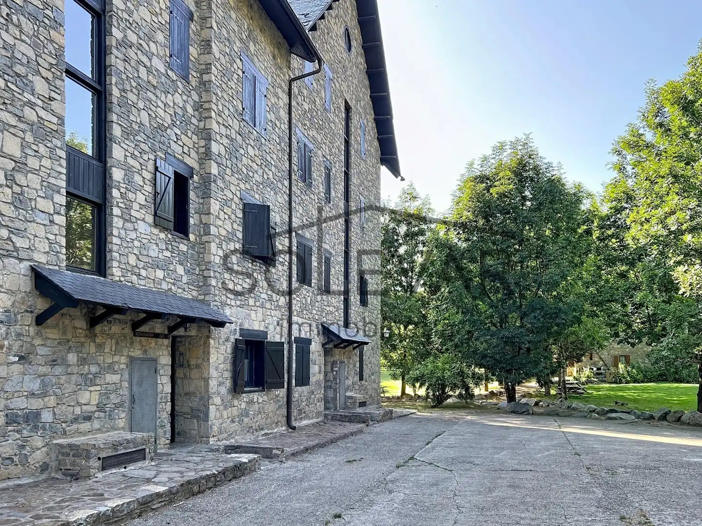 Vista exterior de Pis en venda en La Vall de Boí amb Jardí privat, Parquet i Piscina