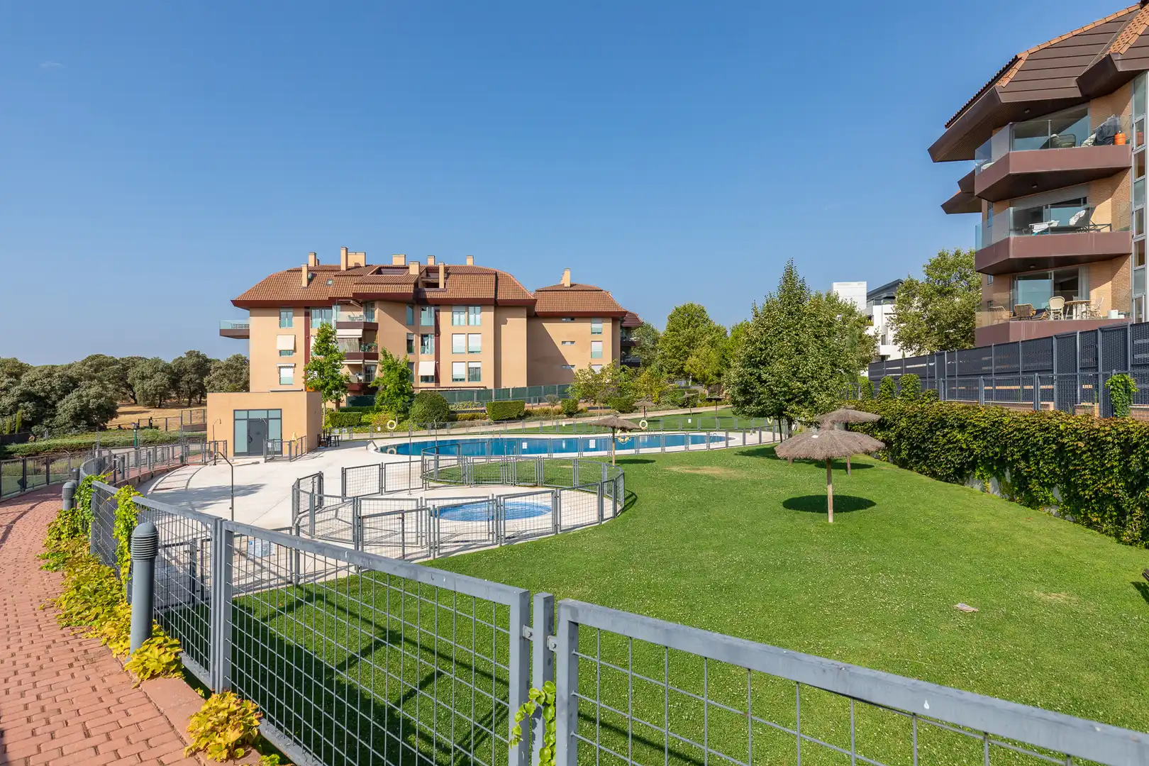 Swimming pool of Flat for rent in Boadilla del Monte  with Air Conditioner, Heating and Oven