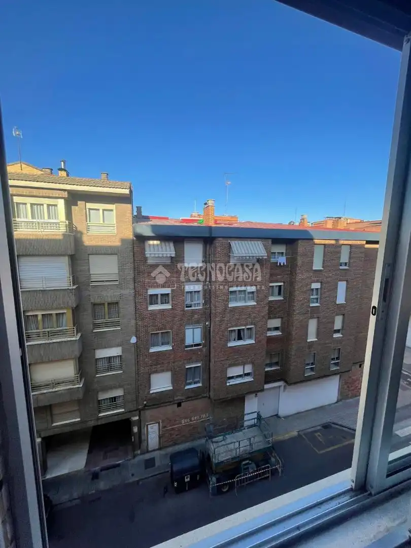 Vista exterior de Piso de alquiler en Palencia con Balcón