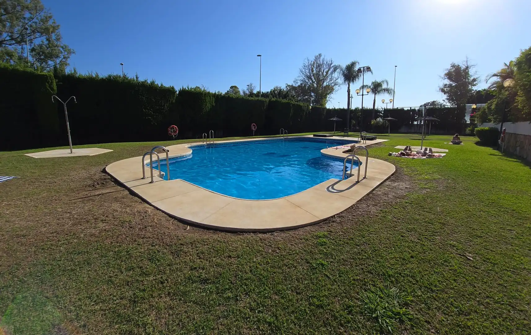 Schwimmbecken von Dachboden zur Miete in Marbella mit Klimaanlage, Terrasse und Möbliert