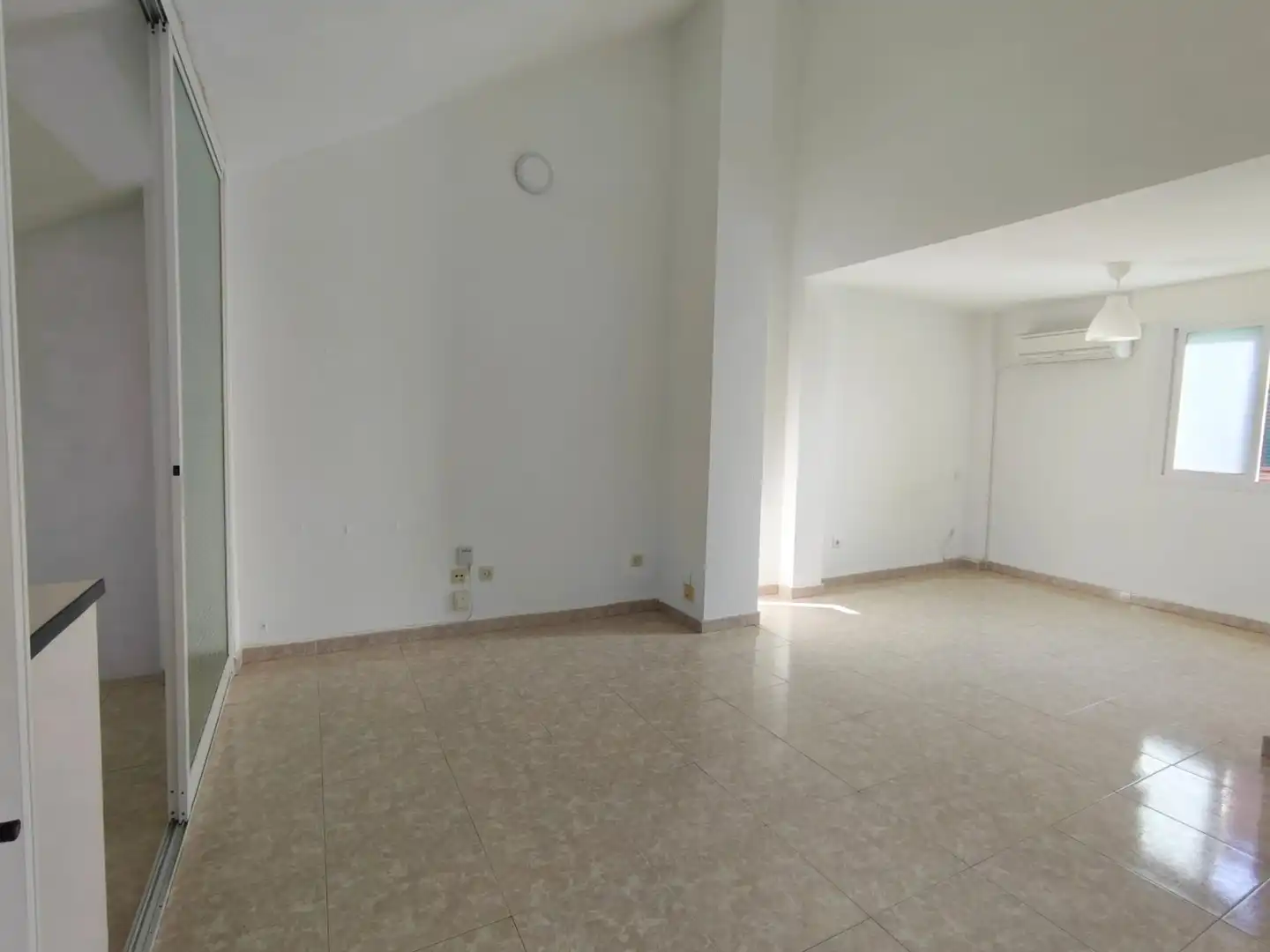 Sala de estar de Estudio en venta en Sevilla la Nueva con Aire acondicionado, Calefacción y Terraza