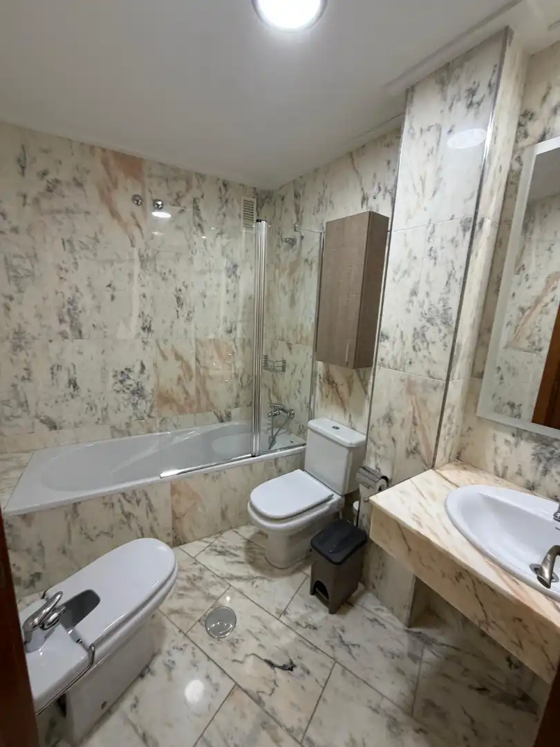 Baño de Piso de alquiler en Albacete con Calefacción, Amueblado y Horno
