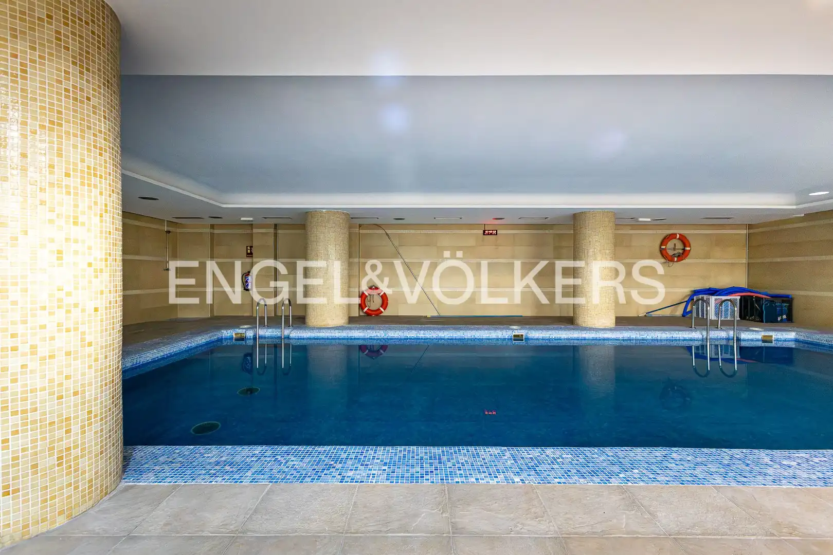 Piscina de Pis en venda en Madrid amb Aire condicionat, Calefacció i Parquet