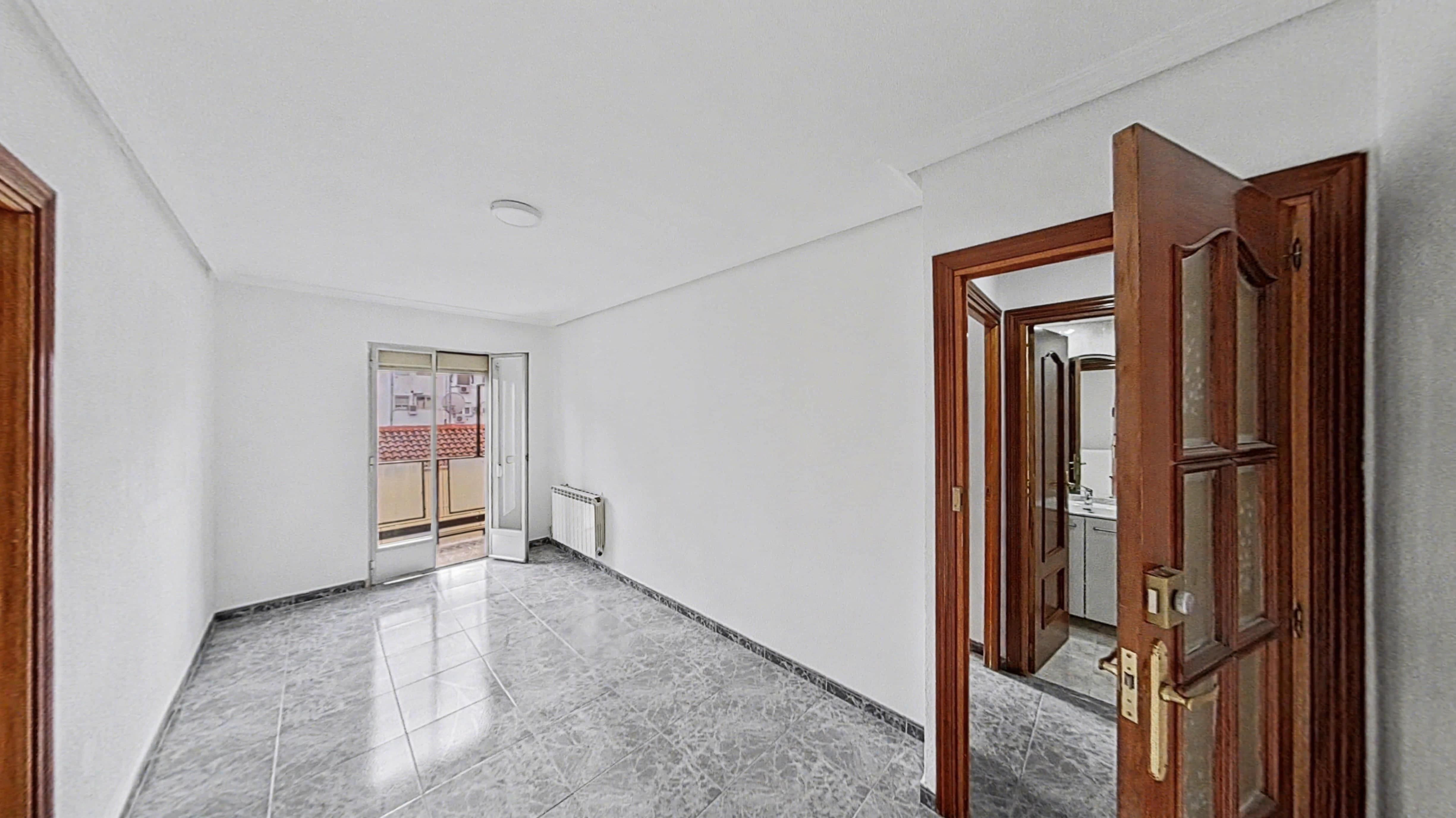 Habitación de Piso de alquiler en  Madrid Capital con Terraza, Horno y Se aceptan mascotas