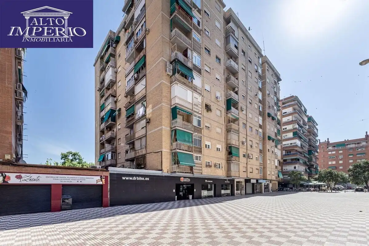 Vista exterior de Piso en venta en Granada con Terraza