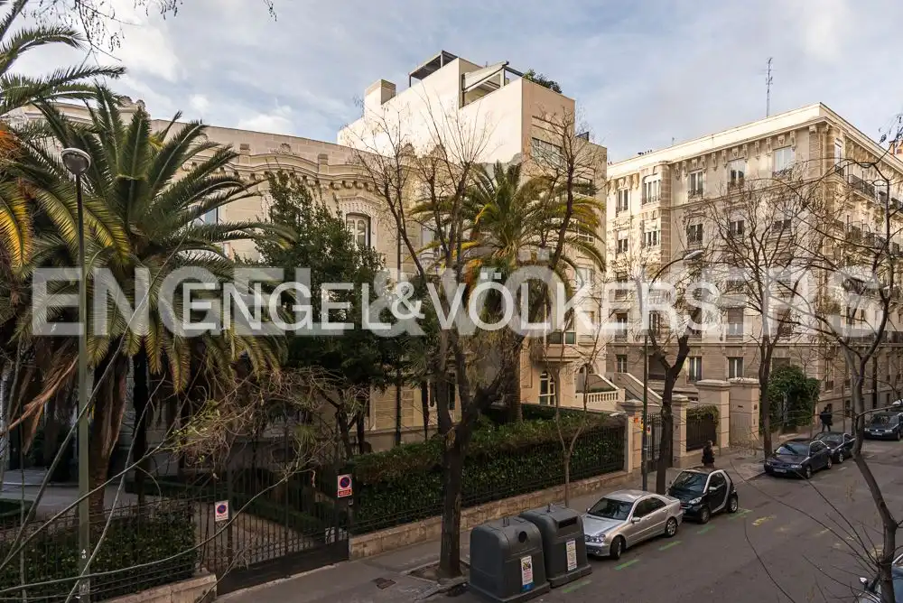 Außenansicht von Wohnung zum Verkauf in Madrid mit Heizung