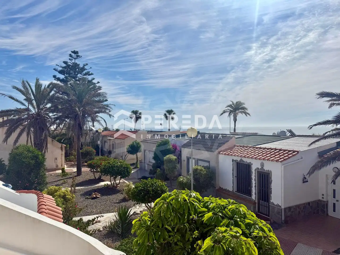 Vista exterior de Casa o xalet en venda en Roquetas de Mar amb Terrassa i Piscina comunitària