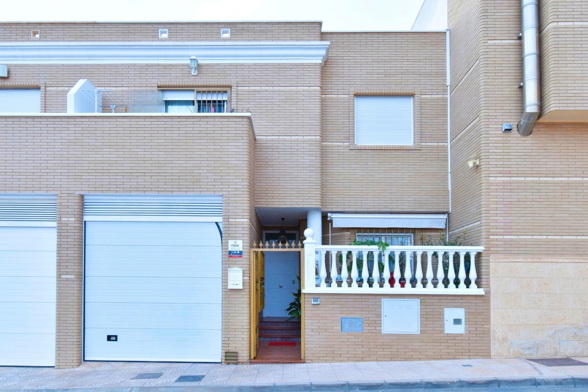 Vista exterior de Casa o xalet en venda en Vícar amb Aire condicionat, Terrassa i Moblat