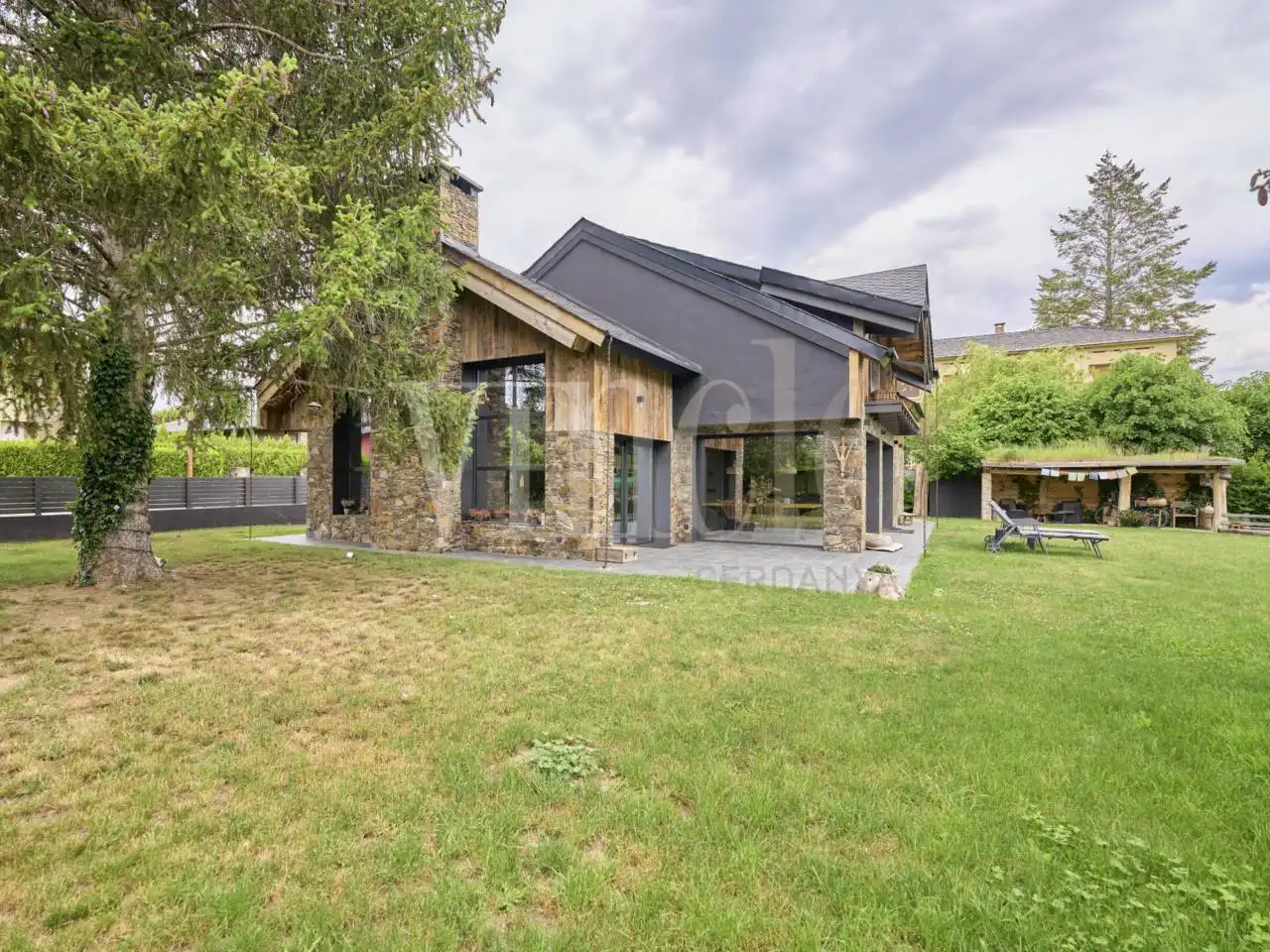 Vista exterior de Casa o xalet en venda en Puigcerdà amb Calefacció, Jardí privat i Parquet