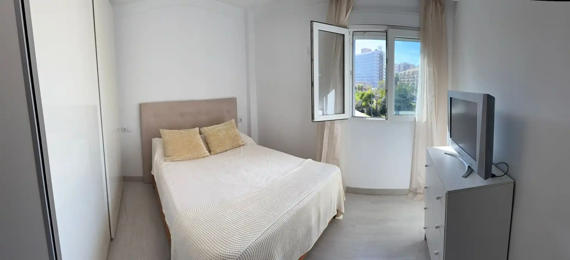 Dormitori de Apartament en venda en Torremolinos amb Aire condicionat, Terrassa i Traster