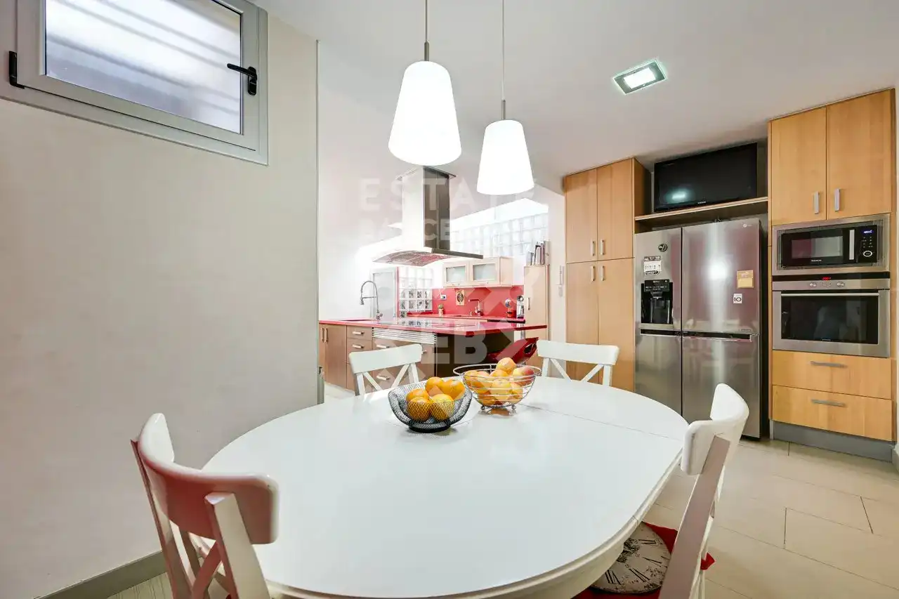 Küche von Einfamilien-Reihenhaus zum Verkauf in Mataró mit Klimaanlage, Heizung und Terrasse