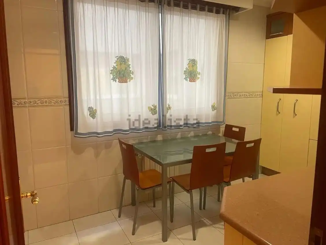 Cuina de Pis de lloguer en Ourense Capital  amb Calefacció, Parquet i Moblat