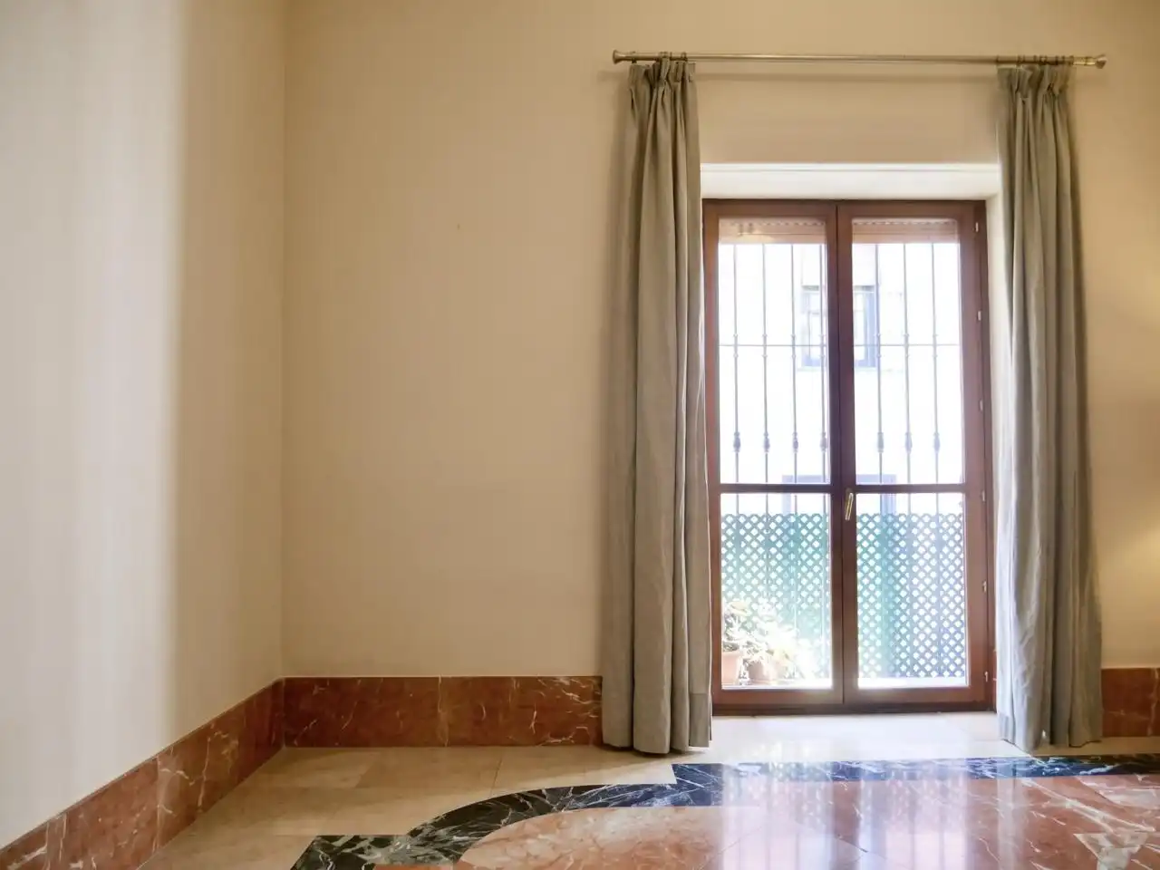 Balcony of Flat for sale in Sevilla  with Air Conditioner, Terrace and Furnished