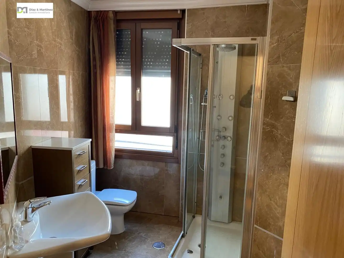 Baño de Apartamento en venta en León Capital  con Calefacción, Parquet y Trastero