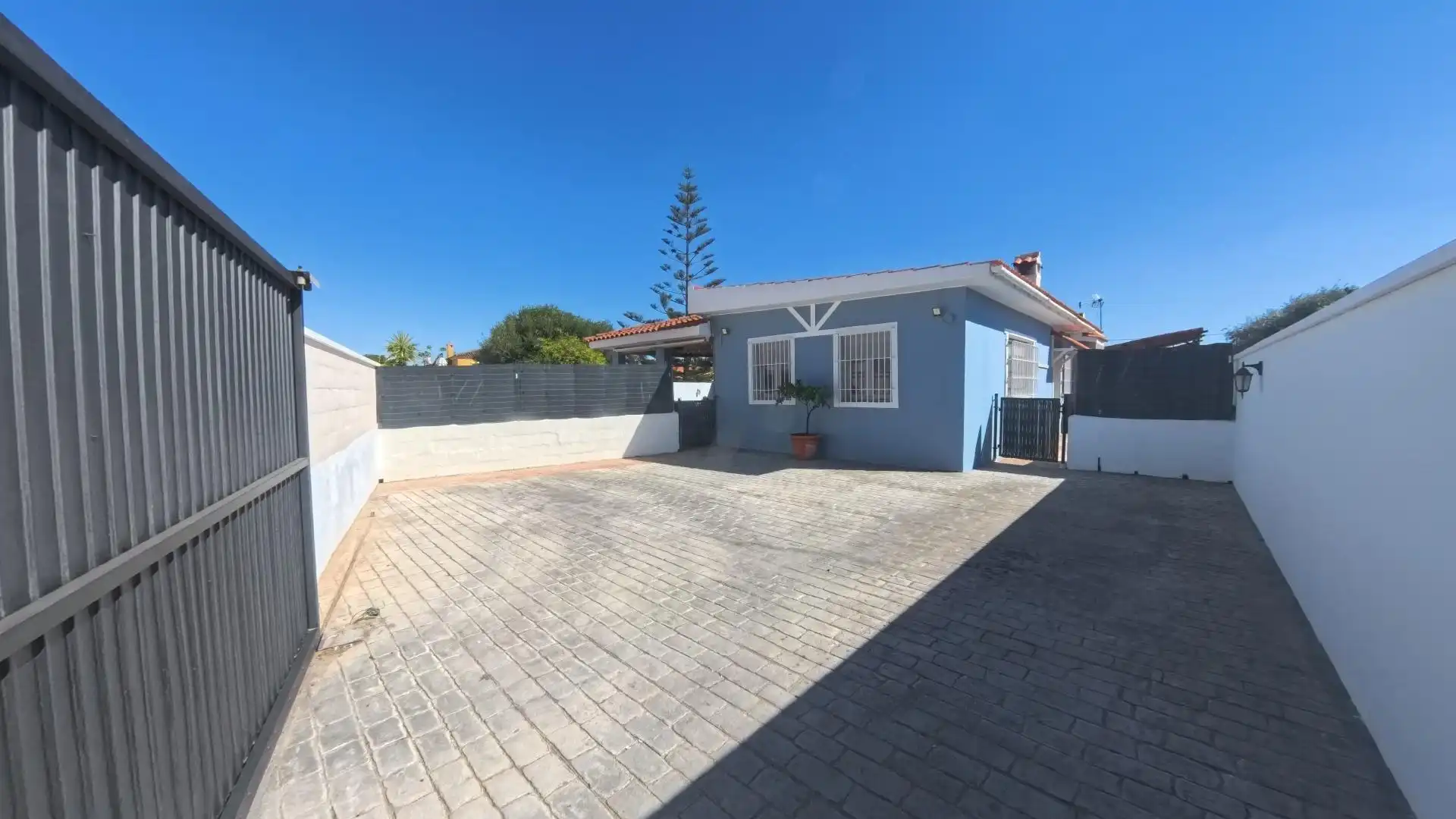 Vista exterior de Casa o xalet en venda en El Puerto de Santa María amb Aire condicionat, Jardí privat i Traster