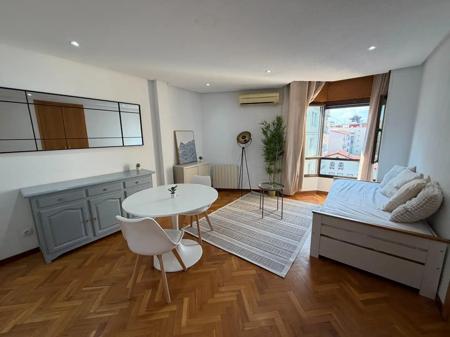 Schlafzimmer von Wohnung zur Miete in Madrid mit Klimaanlage, Heizung und Parkett
